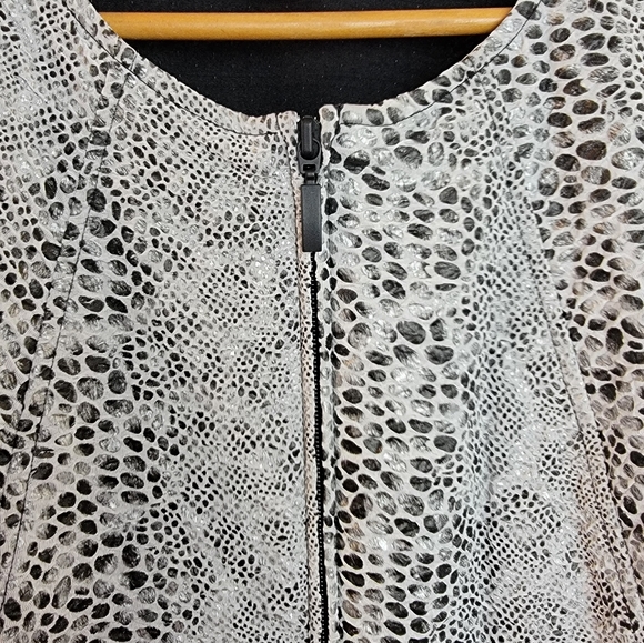 Chico’s 3 Black White Faux Snakeskin Cropped‎ Jacket - Picture 3 of 8